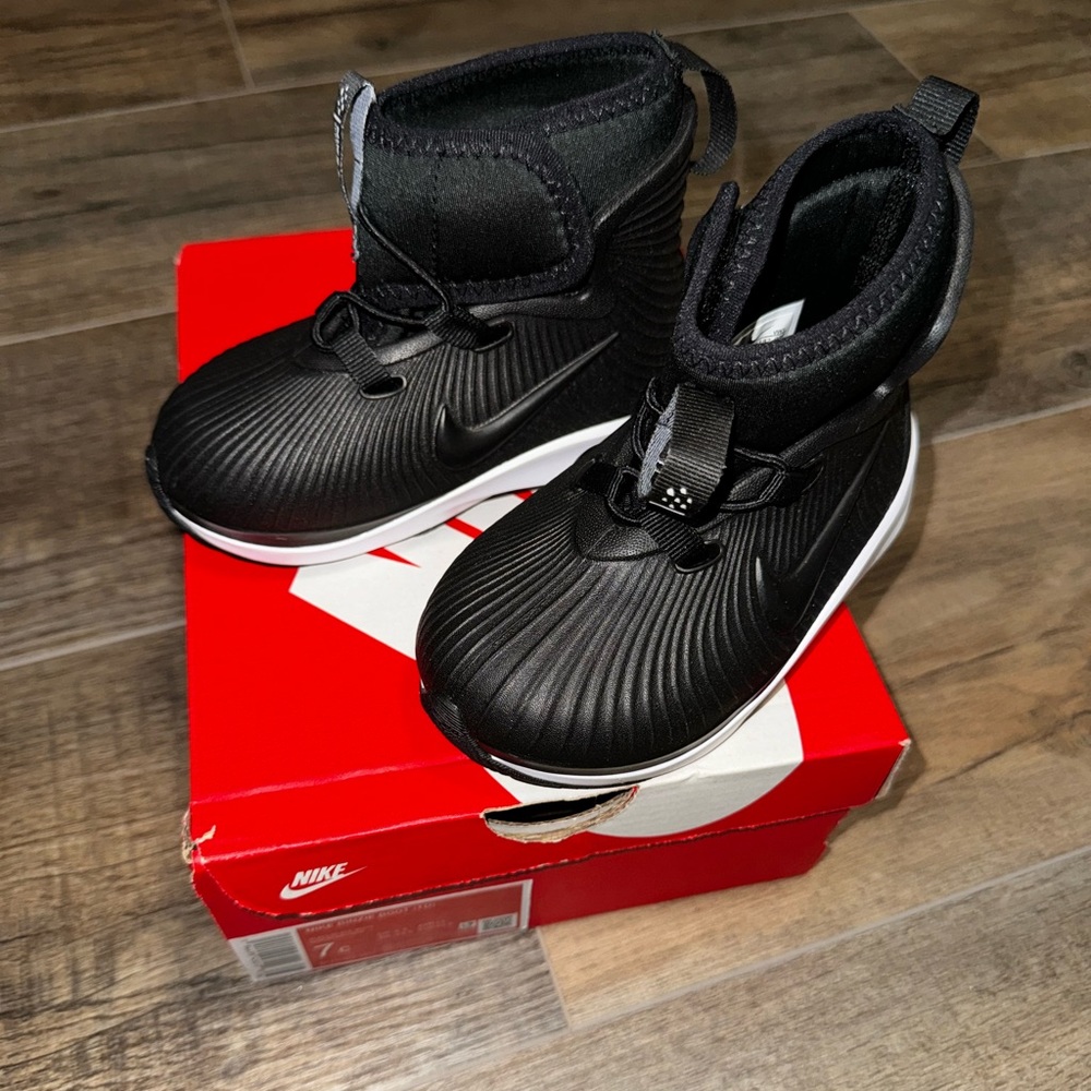 Boys 7C Nike Binzie boot